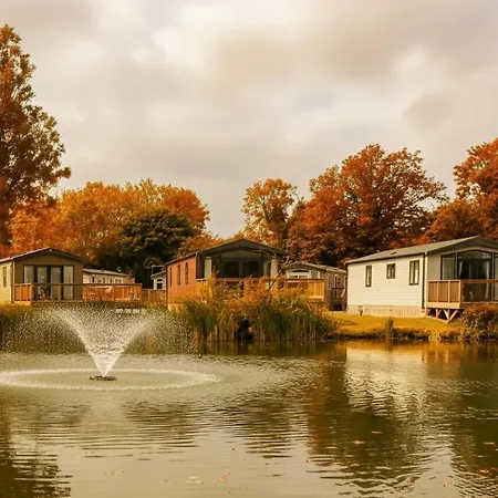 Autumn Lakefront Retreat - Free Fishing Nyaraló