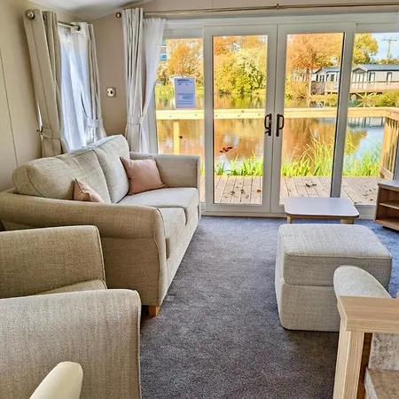 Autumn Lakefront Retreat - Free Fishing *