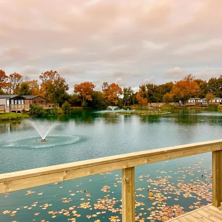 Nyaraló Autumn Lakefront Retreat - Free Fishing